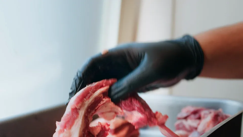 Frisches Beef geht durch den Fleischwolf, danach liegen die Pattys auf dem Blech