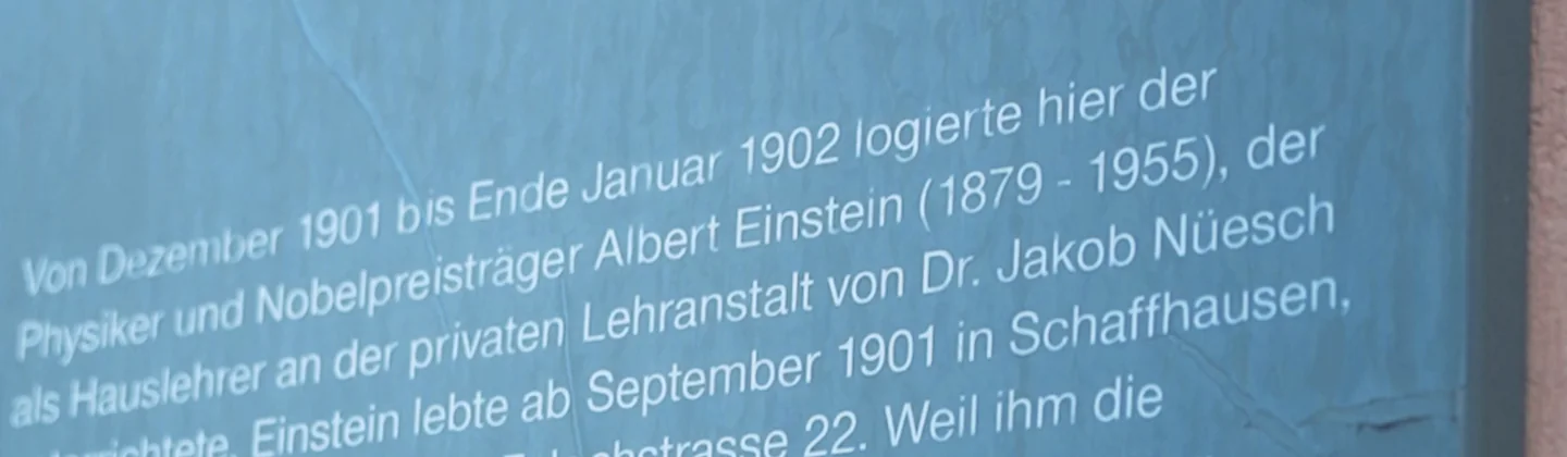 Ausschnitt der Tafel an der Fassade: «Von Dezember 1901 bis Ende Januar 1902 logierte hier der Physiker und Nobelpreisträger Albert Einstein (1879–1955), der als Hauslehrer an der privaten Lehranstalt von Dr. Jakob Nüesch unterrichtete.»